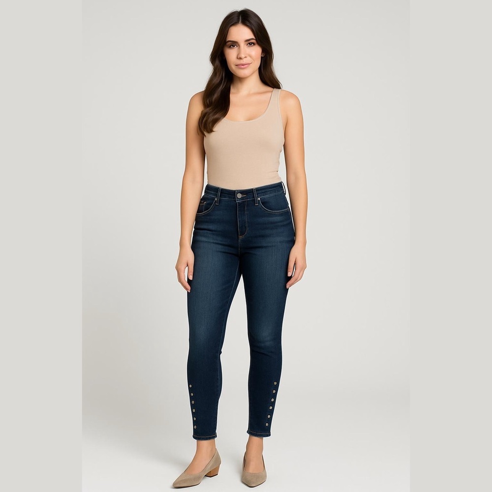 G by Giuliana Dark Wash Jeans
 Size 4 
NWT 
Distressed Whiskering Grommets